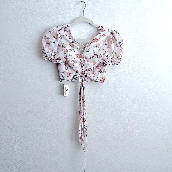 NEW - Windsor Cream Crop Top - Picture 2 of 2